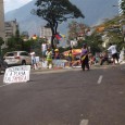 La calle no se detiene. La gente salió desde las 11:00 am aproximadamente en caravanas de carros agitando la bandera venezolana y repartiendo cornetazos a lo largo y ancho de [&hellip;]