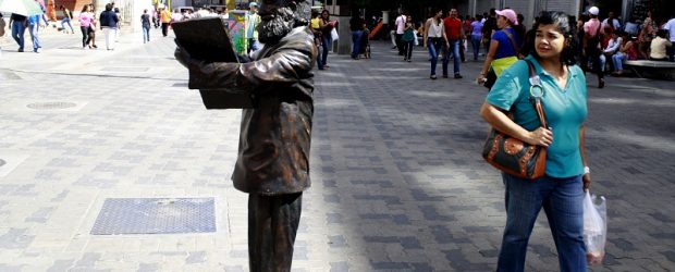 Las estudiantes Verónica Rodríguez y Carla Valero presentaron su trabajo de grado “Una rayuela que se borra y se vuelve a dibujar cada día” en septiembre de 2012, en la [&hellip;]